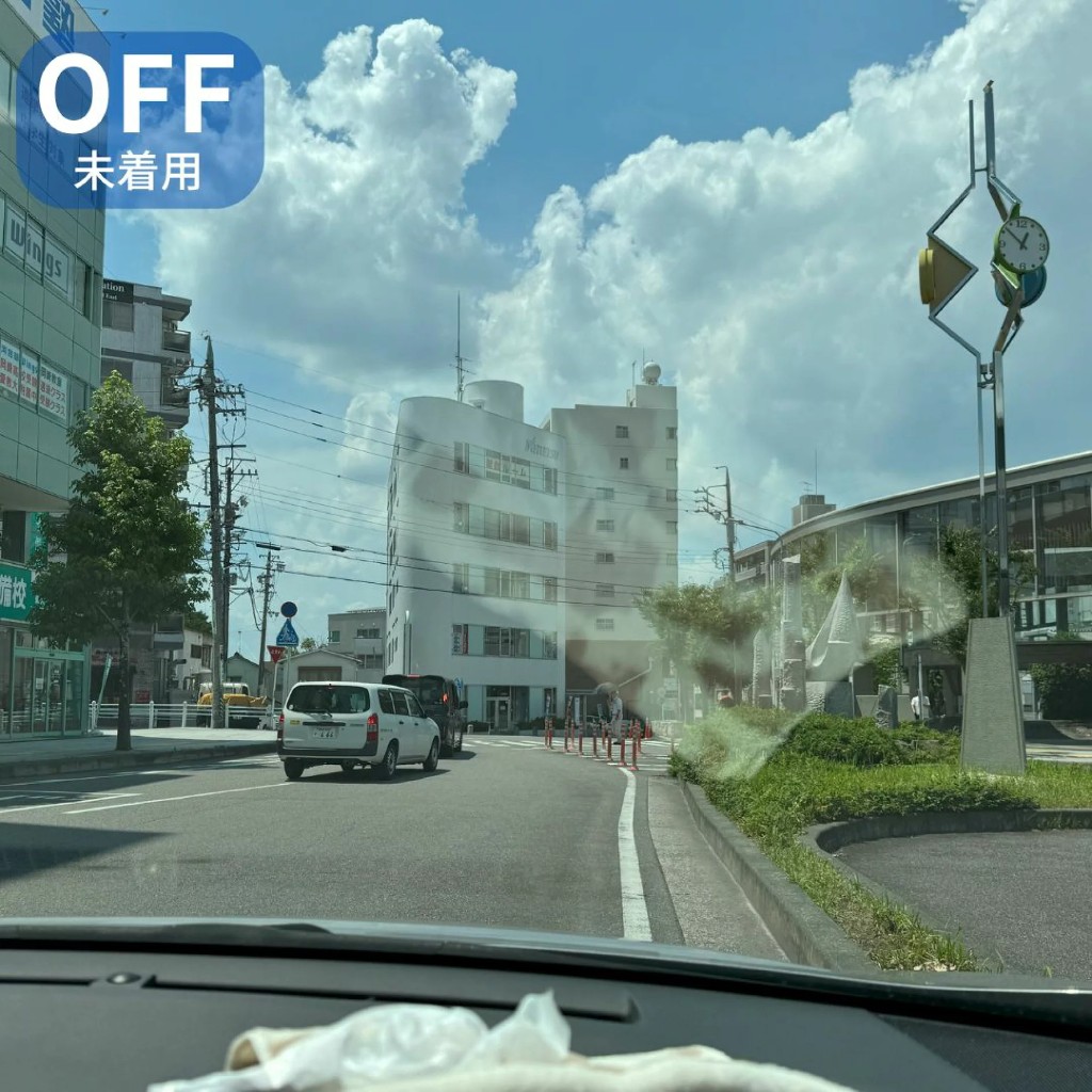運転席からの眺め。フロントガラスに反射や映り込みが強く、景色がにじみやすいイメージ（未着用）